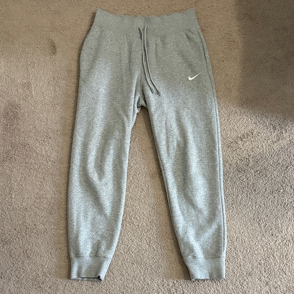 Nike Medium Women’s high waisted cuffed Gray Jogger Pants gray

B445